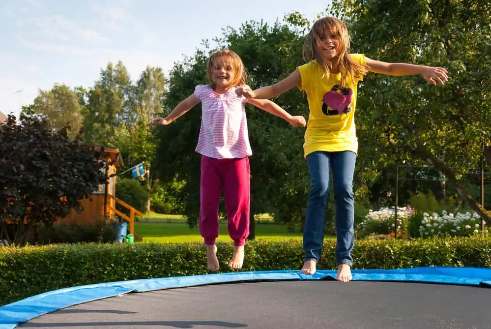 børn hopper på trampolin